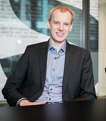 Dr.Gregor-Joeris-detail